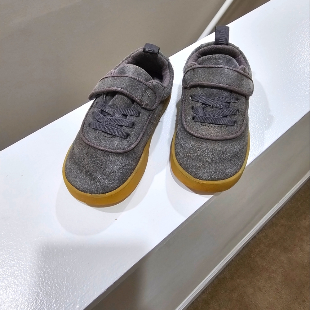 Sneakers in 100% cowhide leather. Stretch laces and adhesivestrap closure. Inter